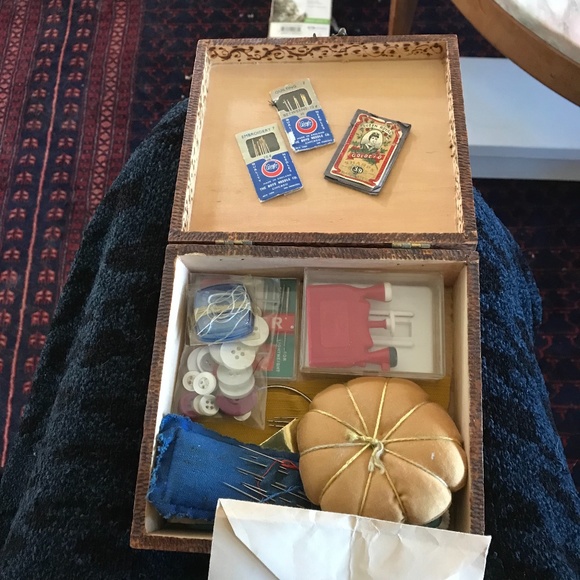 Hand-carved vintage wood box w/ latch, sewing items - Picture 6 of 6